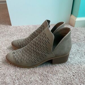Cityclassified tan ankle boots size 7